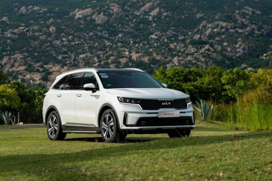 Thuê Xe 4 Chỗ | Bảng Giá Cập Nhật 2025 & Kinh Nghiệm Thuê Xe Uy Tín