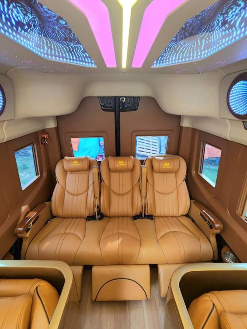 Thuê Xe Limousine 11 Chỗ | Đẳng Cấp & Tiện Nghi Cho Mọi Hành Trình